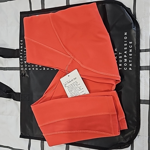 * NWT LULULEMON Train Times Luxtreme Training Pant 25" Size 4 - Picture 1 of 4